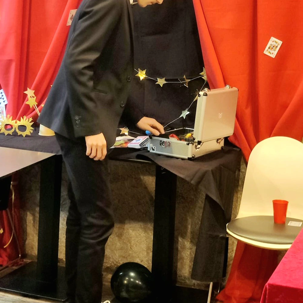 Spectacle magie de scène — Tim Potterson, magicien professionnel dans l'Ain