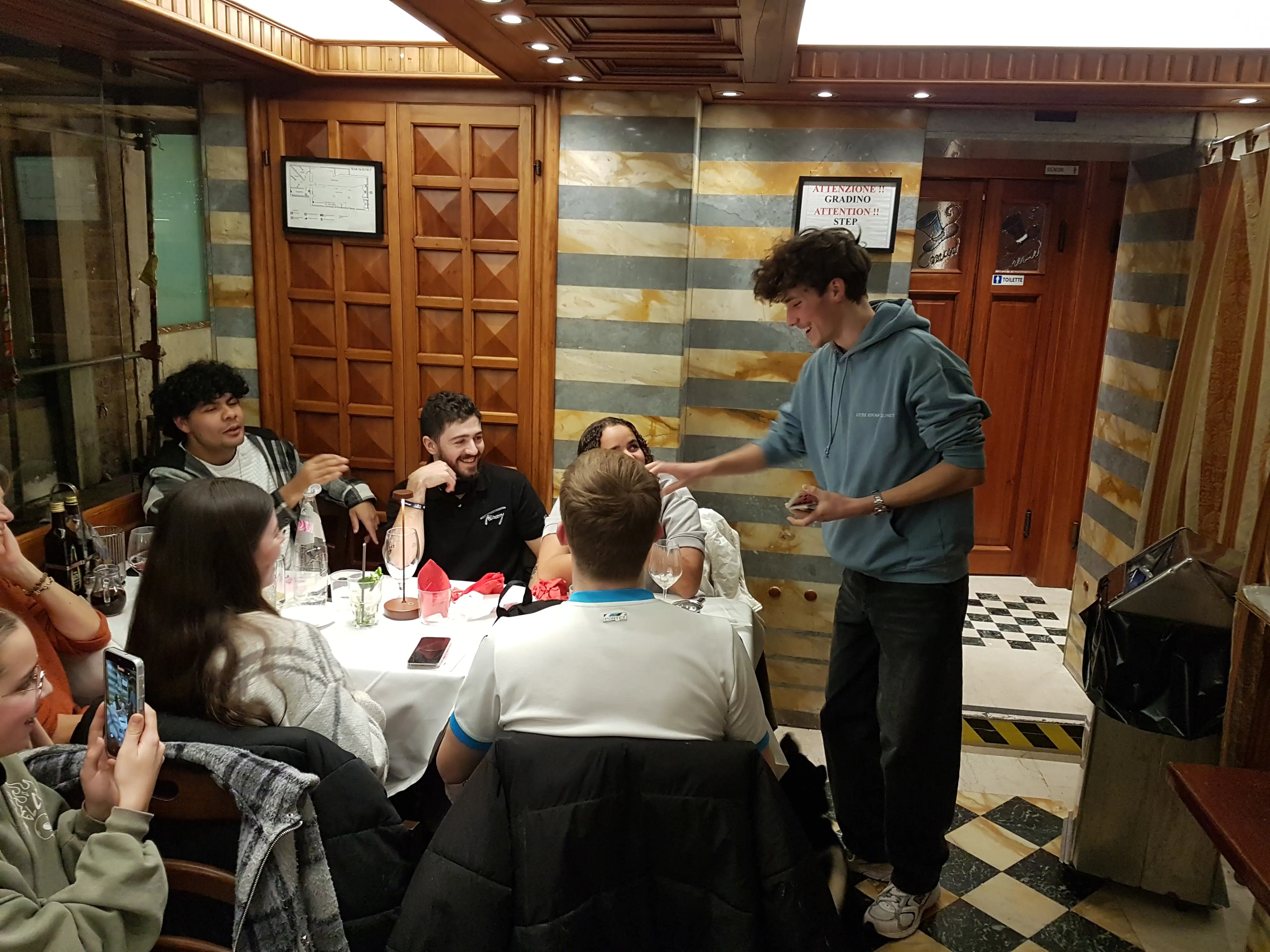 Prestation restaurant — Tim Potterson, magicien à Paris